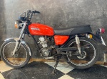 MOTOCICLETA - Moto HONDA CB 125 da decada de 70, motor 4 tempos, 1 cilindros, refrigeração a ar, 2 carburadores.  Moto sem documento, motor não esta trancado, mas sem funcionamento a mais de 10 anos. Moto para fins de uso recreativo, decoração e exposição. <br><br>DESPESA ADICIONAL DE PÁTIO E LOGISTICA R$290,00.<br><br>As obras serão vendidas "NO ESTADO" em que foram recebidas e expostas. Em se tratando de automóveis, estes são leiloados no estado que se encontram no momento do pregão, não havendo garantia de funcionamento de motor e/ou elétrica, razão pela qual no período de visitação é garantida a visita por expert da confiança do arrematante.  A descrição de estado ou vícios decorrentes do uso são pontuadas na descrição dos objetos/veículos/obras, porém não vinculam e nem constituem garantia de funcionamento. </br><br>