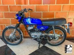 MOTOCICLETA -YAMAHA RX 1980/1981 azul - moto em excelente estado de conservação,com documentação em dia e placa mercosul, motor não está cadastrado, restaurada há cerca de dois anos, em seu pleno funcionamento, tanto mecanico quanto eletrico, motor feito apenas a parte de cima com peças de primeira linha, auto lub funcionando perfeitamente,  lentes das setas, lanterna e farol original YAMAHA, motor 2 tempos, 1 cilindro, refrigeração ar, "sendo uma sobrevivente".Consta no documento cor vermelha, alteração ficará por conta do comprador<br> <br> DESPESA ADICIONAL DE PÁTIO E LOGISTICA R$290,00.<br><br>As obras serão vendidas "NO ESTADO" em que foram recebidas e expostas. Em se tratando de automóveis, estes são leiloados no estado que se encontram no momento do pregão, não havendo garantia de funcionamento de motor e/ou elétrica, razão pela qual no período de visitação é garantida a visita por expert da confiança do arrematante.  A descrição de estado ou vícios decorrentes do uso são pontuadas na descrição dos objetos/veículos/obras, porém não vinculam e nem constituem garantia de funcionamento. </br><br>