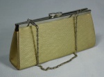 Bolsa feminina dita CLUTCH. Apresenta desgastes no tecido. Med. 9 x 20 x 4,5cm.