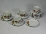 POZZANI - Quatro xícaras para café com sete pires em porcelana branca nacional decorada com flores e folhagens em policromia. Apresentam leves desgastes.