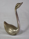 Escultura em metal representando cisne. Apresenta desgastes do tempo. Alt. 20cm.