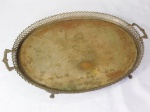 Bandeja oval em metal prateado, borda vazada. Necessita de banho. Med. 46 x 33cm.