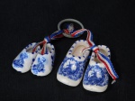 Dois pares de tamancos holandeses em porcelana. Med. do maior 2 x 5 x 2cm.