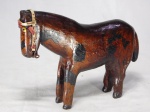 ARTE POPULAR - Escultura em madeira representando cavalo. Med. 18 x 24 x 4cm.