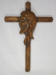 ARTE POPULAR - Crucifixo esculpido em madeira, decorado com busto de Jesus Cristo. Med. 50 x 34cm.