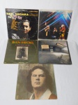 LP/VINIL - Cinco discos de artistas diversos, sendo Neil Sedaka, Mott, Dan Hicks, Dave loggins e Dan Fogelberg. Mídias não testadas e capas com desgastes.