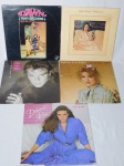 LP/VINIL - Cinco discos de artistas diversos, sendo Tony Orlando, Debby Boone, Timothy B, Deborah Allen e Tanya Tucker. Mídias não testadas e capas com desgastes.