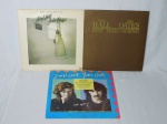 LP/VINIL - Três discos da dupla Daryl Hall e Jhon Oates. sendo eles "No Goodbyes", " Past Times Behind" e "Ooh Yeah!". Mídias não testadas e capas com desgastes.