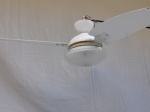 Ventilador de teto com três pás na cor branca, com dois bocais para duas luzes, 110v. Acompanha cúpula de proteção das lâmpadas Apresenta sinais de uso, funcionando, porém sem garantias futuras.