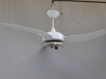 Ventilador de teto com três pás na cor branca, com dois bocais para duas luzes, 110v. Apresenta sinais de uso, funcionando, porém sem garantias futuras.