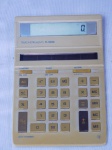 Calculadora científica, fabricante TEXAS INSTRUMENTS, modelo TI-5020, fabricada no Japão, funcionamento a luz solar. Funcionando porém sem garantias futuras. Med. 20 x 13cm.