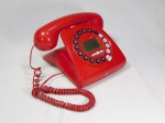 Telefone fixo digital em plástico vermelho, funcionamento a pilha. Fabricante LOFT. Não testado, falta plástico do visor e sem garantias futuras. Med. 13 x 21 x 18cm.