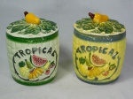 Dois potes de biscoito em porcelana nacional decorados com frutos e folhagens em policromia, tampa com pega no formato de caju. Marcados Pão de Açucar. Um deles apresenta pequena perda na tampa. Alt. 22cm.