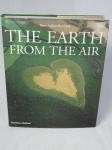 LIVRO - "The Earth from the Air" editora TAMES & HUDSON, capa dura com sobre-capa, textos em inglês, ricamente ilustrado, ano de 2001, 415págs.