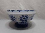 Lindo centro de mesa, fruteiras em porcelana Monte Sião azul e branca. Medindo 24cm x 15cm de altura.