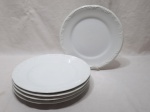 Jogo de 5 pratos rasos de mesa em porcelana Schmidt branca com relevos. Medindo 25,5cm de diâmetro.