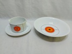 Jogo de travessa redonda funda e molheira em porcelana Renner Medaillon, bola laranja. Medindo a travessa 24cm x 6cm de altura.