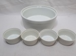 Lote de bowl com 4 cumbucas em porcelana redonda em porcelana Schmidt branca. Medindo o bowl 22cm x 8cm de altura, cumbuca 8,5cm x 4cm de altura.