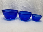 Lote de 3 bowls em vidro azul cobalto. Medindo o maior 24cm x 13cm de altura.