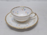 Linda xícara de café em porcelana inglesa Tuscan, floral com friso ouro. Medindo 7cm x 4cm de altura.