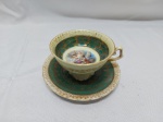 Linda xícara de café em porcelana alemã com cena galante e friso ouro. Medindo a xícara 7,5cm x 4cm de altura