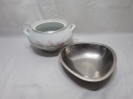 Lote de travessa triangular em aço inox e sopeira redonda com 2 alças em porcelana (sem tampa). Medindo a sopeira 17cm x 14cm de altura.