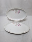 Lote de 2 travessas ovais rasas em porcelana Real floral com friso ouro. Medindo a maior 36cm x 22cm. Com pequenos bicados.