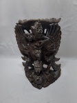 Linda escultura de Deus Hindu, Vishnu montado em Garuda, ricamente entalhada sobre madeira. Medindo 24cm de altura. Com restauro.