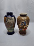 Lote de 2 vasos floreiras em porcelana oriental. Medindo 19cm de altura. Um dos vasos está com fio de cabelo.