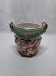 Belíssimo vaso feito em porcelana Italiana Capo di Monti, do sec. XIX, gravada no fundo, com riquíssima decoração em alto relevo representando anjos e policromia de cores Medindo 14cm x 16cm de altura. Com pequenos bicados.