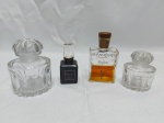 Lote de 4 perfumeiros para colecionador em vidro moldado. Medindo o maior 7,5cm de altura.