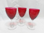 Jogo de 3 taças de vinho em cristal vermelho lapidado. Medindo 6,5cm x 13,5cm de altura.