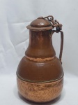 Jarra de água, suco bojuda em cobre com tampa tipo tankard. Medindo 22cm de altura.