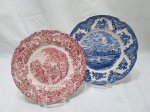 Lote de 2 pratos decorativos em porcelana inglesa, fazenda. Medindo o maior 22cm de diâmetro.