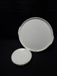 Jogo de prato de bolo com 4 pratinhos em porcelana Renner Medaillon friso prata. Medindo o prato de servir 27,5cm de diâmetro, prato de bolo 14,5cm de diâmetro.