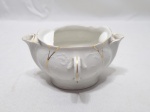 Molheira com 2 bicos em porcelana francesa de Limoges com friso ouro e relevos. Medindo 16cm x 14cm x 8,5cm de altura.