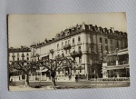 Antiga Foto Postal - Representando Genève - Hotel d' Angleterre - Possui 3 Selos de Correio Aéreo e Carimbo. Com dedicatória e assinatura, data de 1954 - Conforme fotos - Medida: 14 x 9 cm.