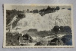 Antiga Foto-Postal - Representando Cascata das Antas - Poços de Caldas - Possui dedicatória no verso - Anos 50 - Medida: 12 x9 cm.