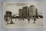 Antiga Foto Postal Colombo - Representando Santos. Aspecto da Praça do Boqueirão - Possui dedicatória no verso - Medida: 14 x 9 cm.