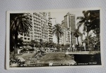 Antiga Foto Postal Colombo - Representando São Paulo - Aspecto da Praça da República - Possui dedicatória no verso. Com data de 1962 - Medida: 14 x 9 cm.