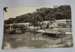 Antiga Fotografia - Representando Fonte Mognesiono - S. Lourenço - Obs: Possui dedicatória e data de 13 de 12 de 1943 - Medida: 14 x 9 cm.