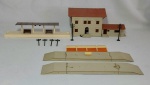 Antigas e Raras Miniaturas - Ferromodelismo - Coleção Estação de Trem - Estrutura em plástico rígido - 2 Edifícios, o maior maior com fiação - Com 3 rampas - 6 Postes Telegráficos (3 possuem bases e 4 faltando as bases) - Vendido no estado - Conforme fotos - Medida do edifício maior: 18 x 13 x 12 cm. Edifício Menor: 13 x 8 x 6 cm. Medida da rampa maior: