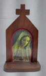 Antigo e Lindo - Adorno de Mesa religioso. Em formato de Oratório - Madeira nobre - Com imagem de Nossa Senhora de Fátima - Possui Oração para N. Sra de Fátima - Conforme fotos - Medidas: 16,5 x 10 x 5,5 cm.