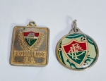 Lote de 2 antigas medalhas em metal e esmalte representando. - Fluminense F C - Medida aproximada: 3 cm de diâmetro.