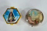 Lote - Lindo Porta Remédios em metal, representando Nossa Senhora de Fátima - Lindo Porta Terço em porcelana + Terço, representando Nossa Senhora Aparecida - Medida maior: 5 x 2 cm.