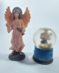 Italy - Lindo Lote Religioso - Representando Escultura Angelical e Globo de Água com mini escultura de Menino Jesus e Pastor - Esculturas e base em resina, Globo em vidro - Medida Maior: 10 x 5,5 x 2,5 cm.