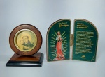 Lote com 2 Lindos Adornos de mesa Religiosos - Representando Santo Antônio e Nossa Senhora de Guadalupe - Estrutura em plástico rígido e Madeira - Medida maior: 10,5 x 9 x 5 cm.