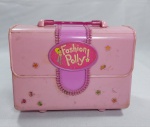 Antigo Brinquedo - Maletinha Fashion Polly! - Maletinha que ao abrir vira o quartinho da bonequinha Polly Pocket - No estado - Conforme fotos - Medida da maletinha fechada: 15 x 12 x 7 cm.