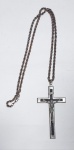 Antigo crucifixo pendente com corrente - "Indulgencia de Jerusalém"- Estrutura em metal com  Cristo crucificado na madeira. Medida do crucifixo: 9 cm x 5 cm x 0,7 cm. Medida da corrente aberta: 66 cm de comp. Conforme fotos.