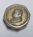 ITALY - Antigo porta terço souvenir de Roma, representando - BEATUS IOANNES PAULUS P.P II - SAN PIETRO - Metal prateado com tampa oitavada, efígie e Basílica em alto relevo. Medida: 4 cm de diâmetro x 1,7 cm.